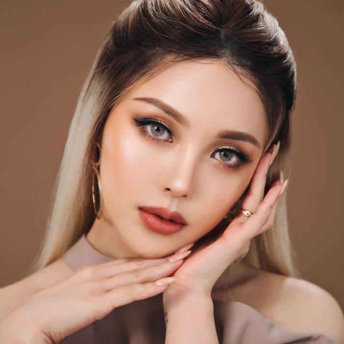 Crazy beautiful: 11 the most striking Asian beauty bloggers