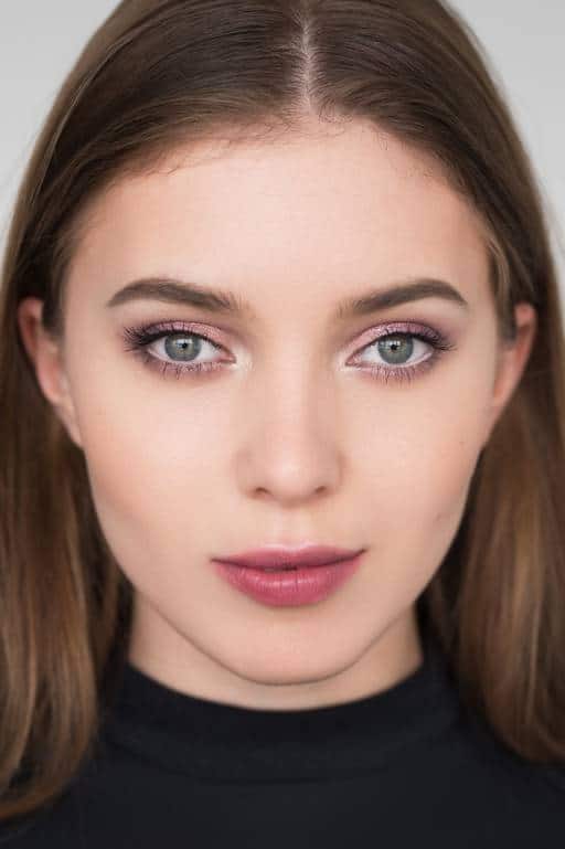 How to enlarge eyes with makeup?