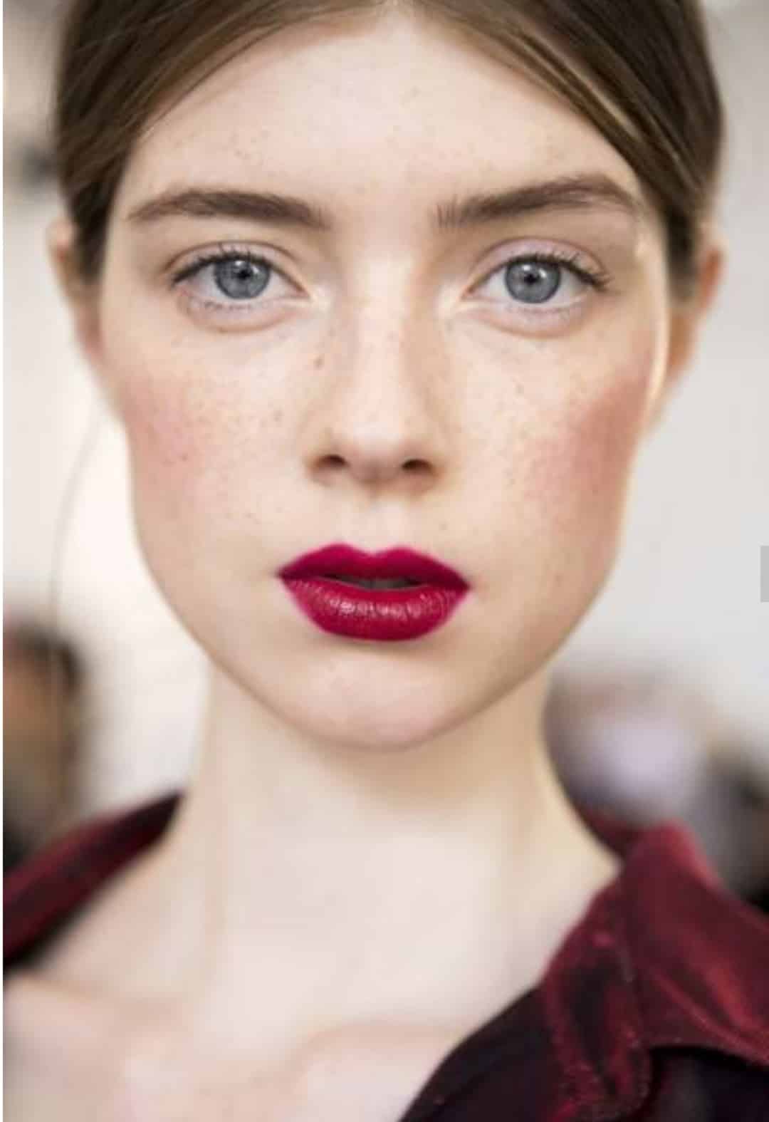 Makeup rules with bright lips