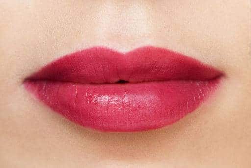 filling lipstick