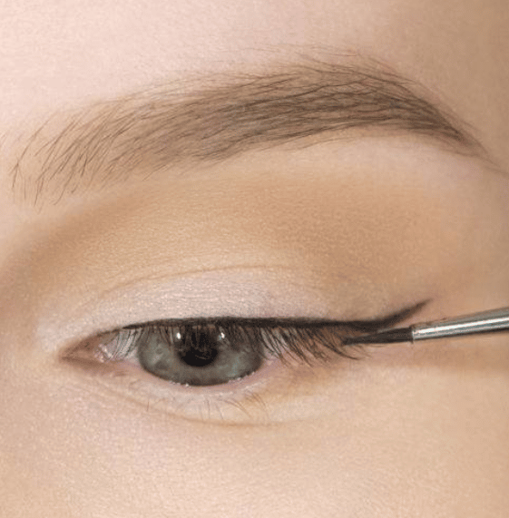 eyeliner arrow