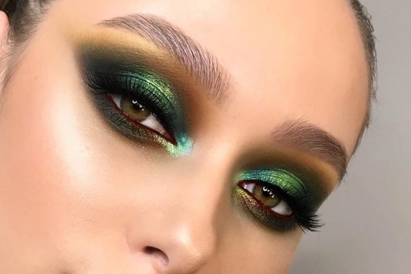 Makeup with green shadows for brown eyes