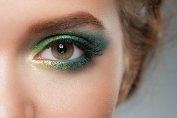 Maquiagem com vários tons de verde