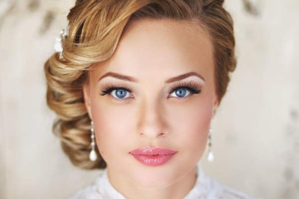 Свадебный макияж для блондинки с голубыми глазами
