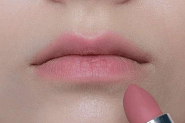 Påføring av leppestift på leppene
