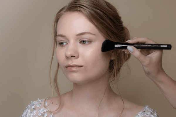 Нанесение классического макияжа, шаг 2